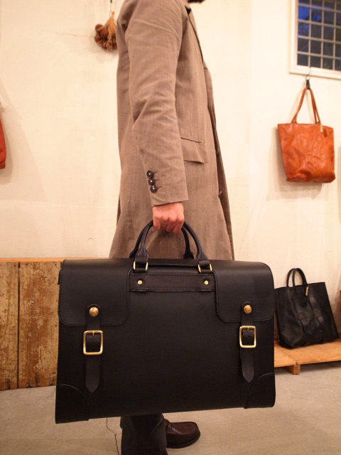 桃井が着用、旅モノボストン