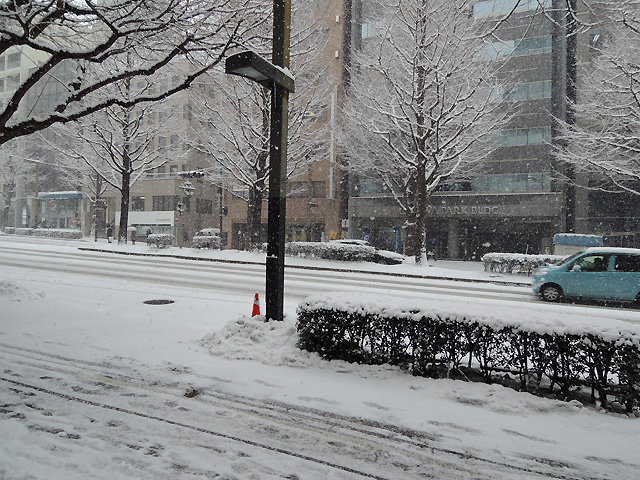 積雪の仙台店前?