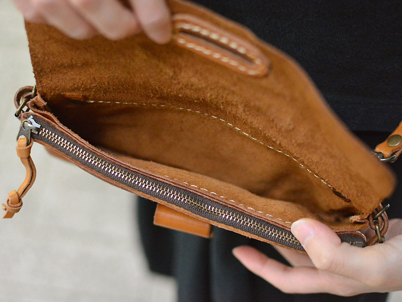 ウォッシュ加工のショルダーポシェット 背面収納