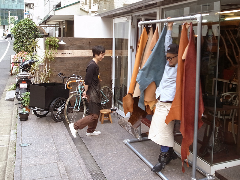 パイプで遊ぶ森山