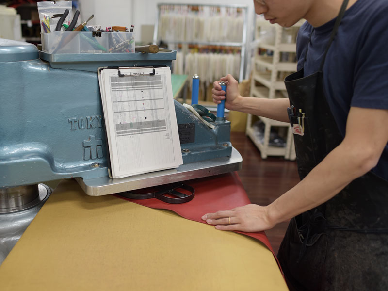 本店プレス機作業