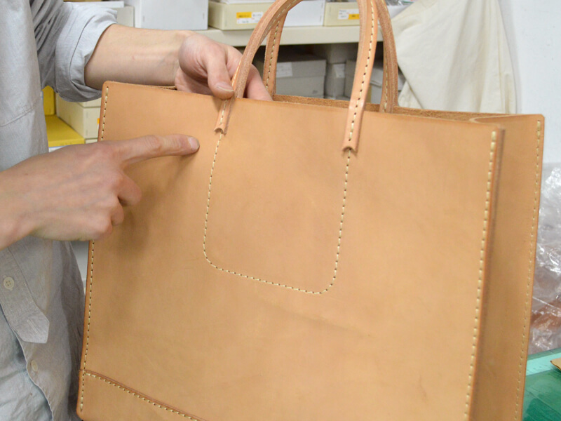 取っ手から伸びるステッチ