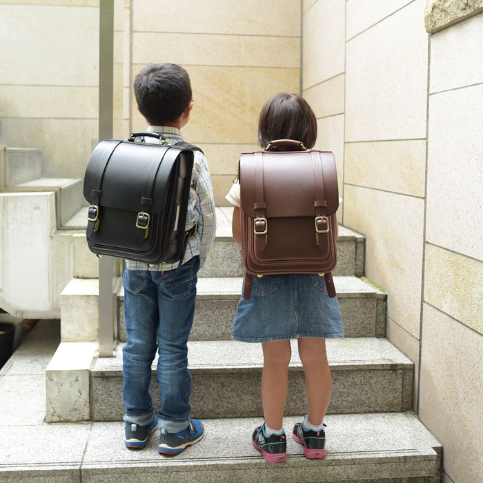 縦型ランドセルを背負う男の子と女の子