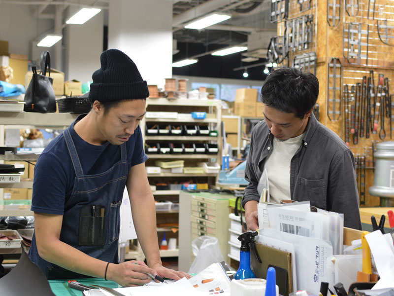 裁断の基本を教える西川