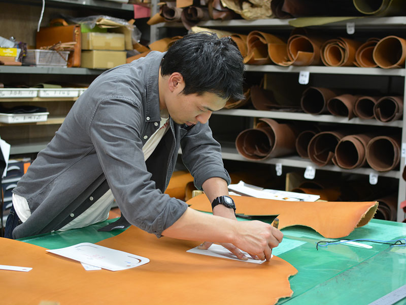 ケガキを入れる仙台店の庄司