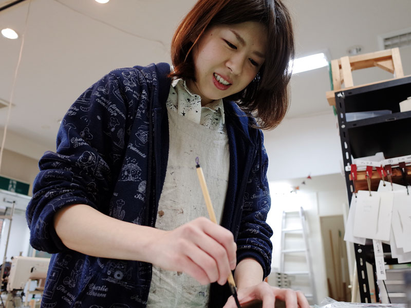 書初めをする作り手:濱田