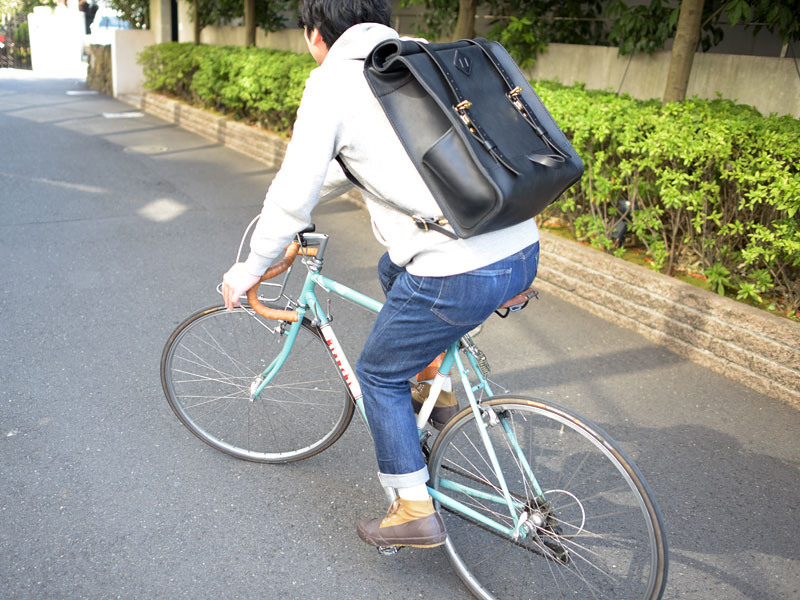 ロールトップバックパック 自転車乗り