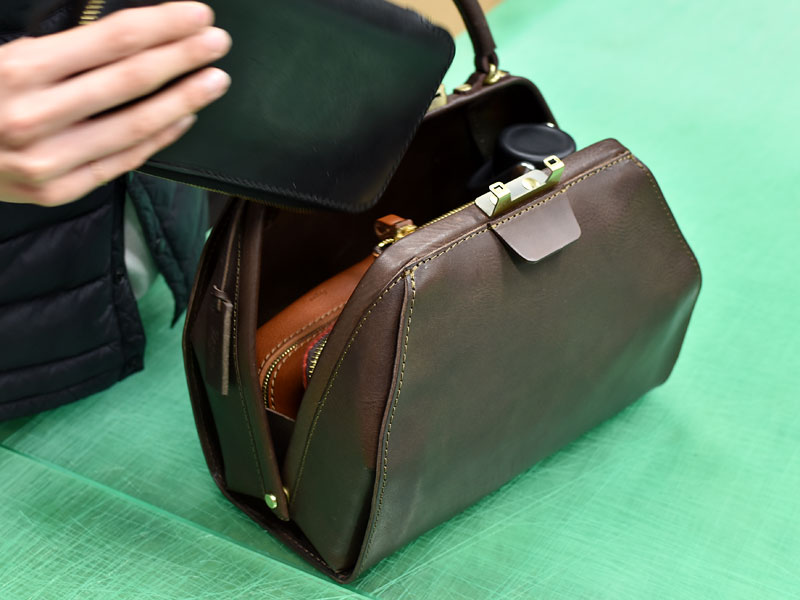 ハンドバッグ 口枠の開き方