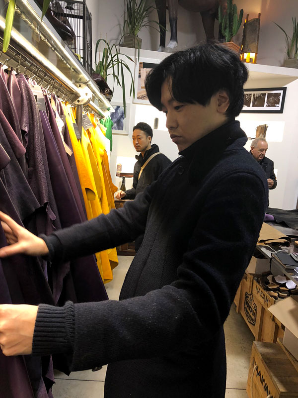 真剣に革を選ぶ作り手の宮崎