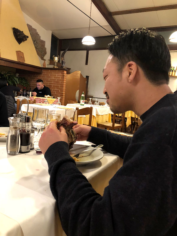 ビステッカを食べる西川