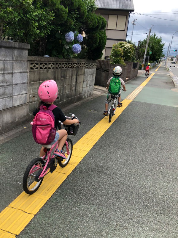 子ども達と自転車に乗る熊谷
