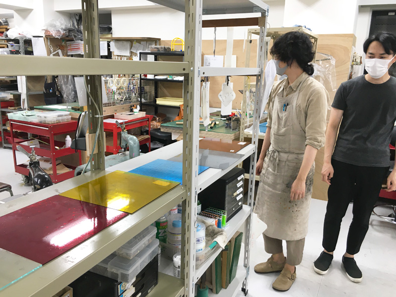 ステンドグラス作りに挑む作り手の様子1