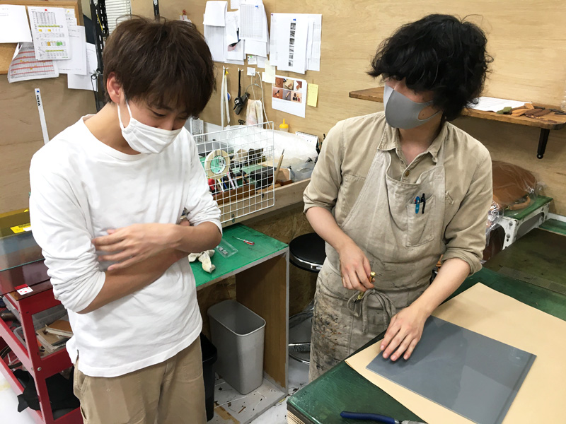 ステンドグラス作りに挑む作り手の様子3