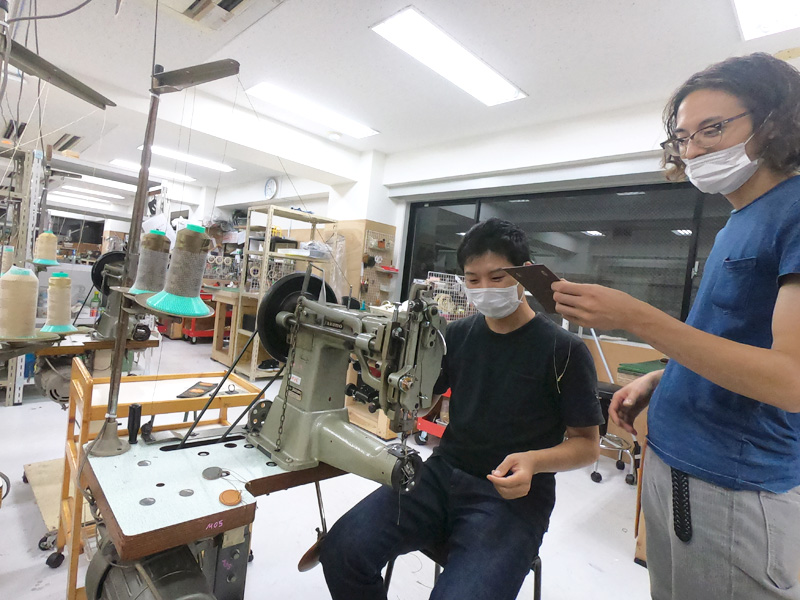 古川と入間川が2wayスクエアリュック(R-66)を作る様子3