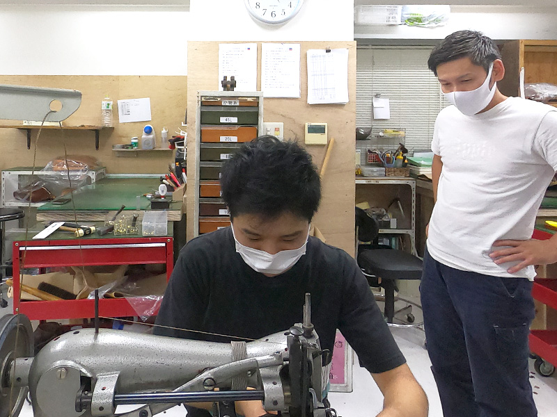 入間川が2wayスクエアリュック(R-66)を作る様子を手助けする作り手たち2