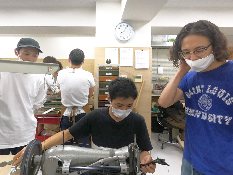 入間川が2wayスクエアリュック(R-66)を作る様子を手助けする作り手たち3