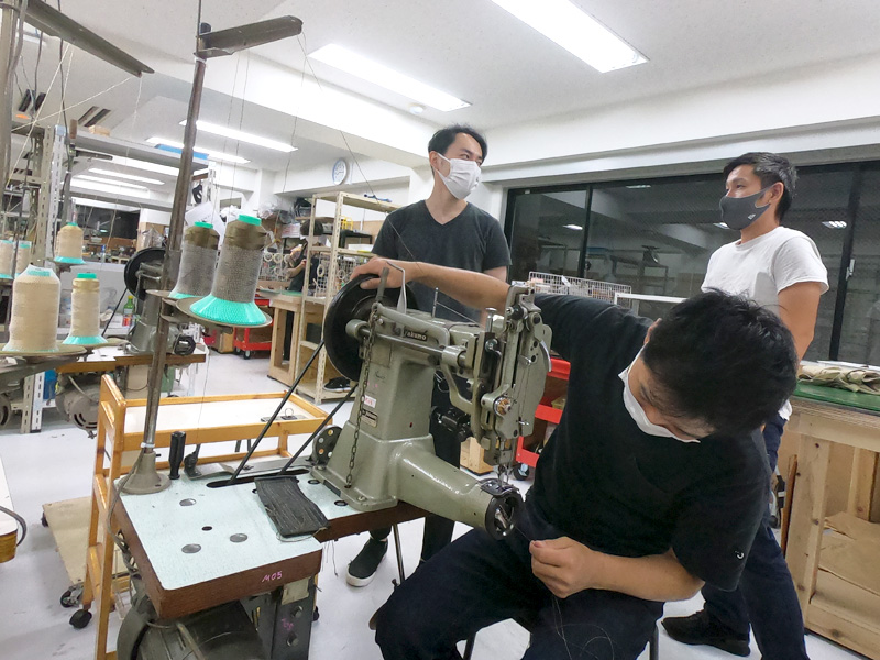 入間川が大ミシンで2wayスクエアリュック(R-66)を作る様子