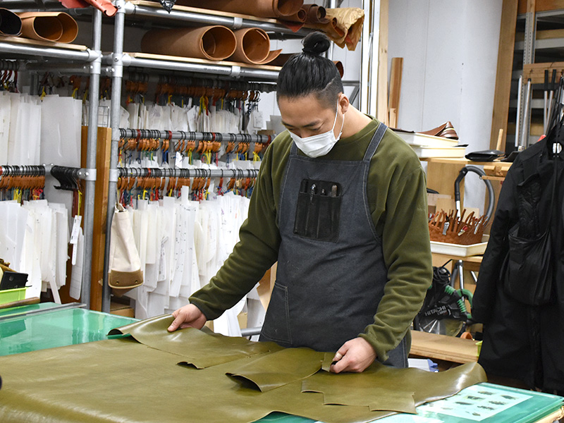 ヘルツ本店で革の裁断(カット)を担当している作り手:西川