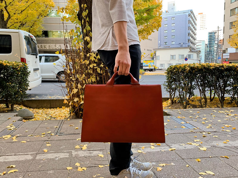 あおりポケット二本手ビジネスバッグ(BW-104) メンズ着用