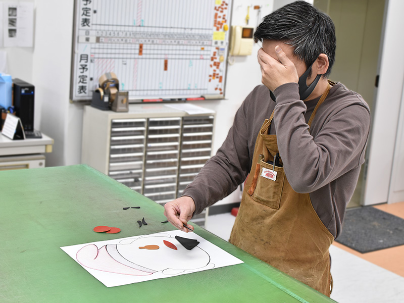革の福笑いをするセイジ