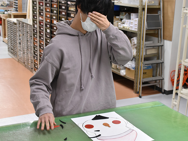 革の福笑いをする桐生