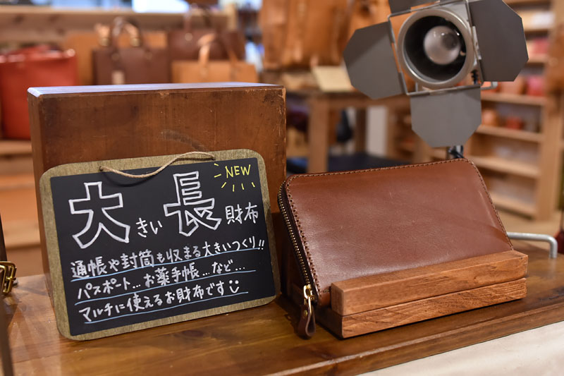 左)ファスナー長財布(WL-58) 右)大きいファスナー長財布(WL-5) 店舗ディスプレイ