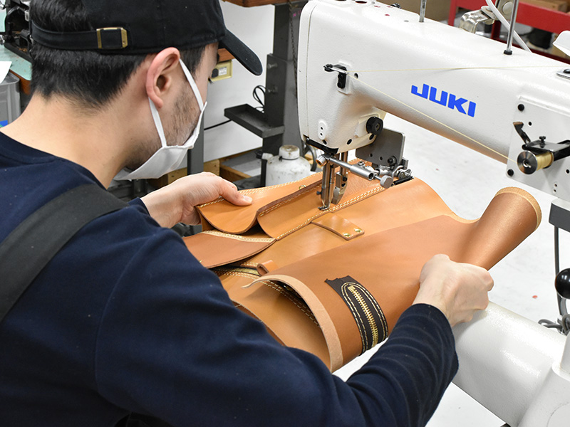 大型ギャジット3wayリュック(A-21)の前ポケットを縫い付ける様子