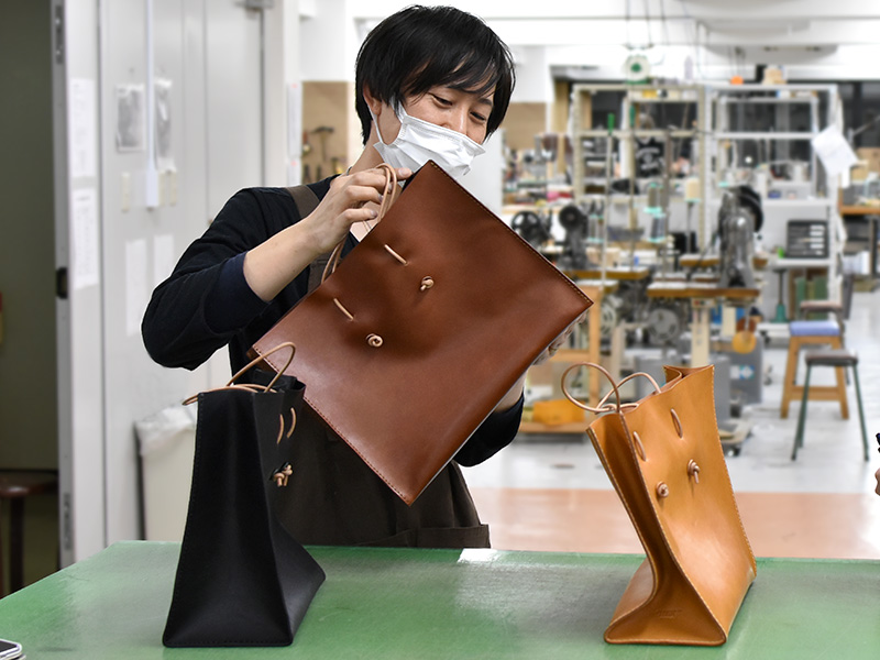 新作の革紙袋制作を手掛けた作り手:滑川