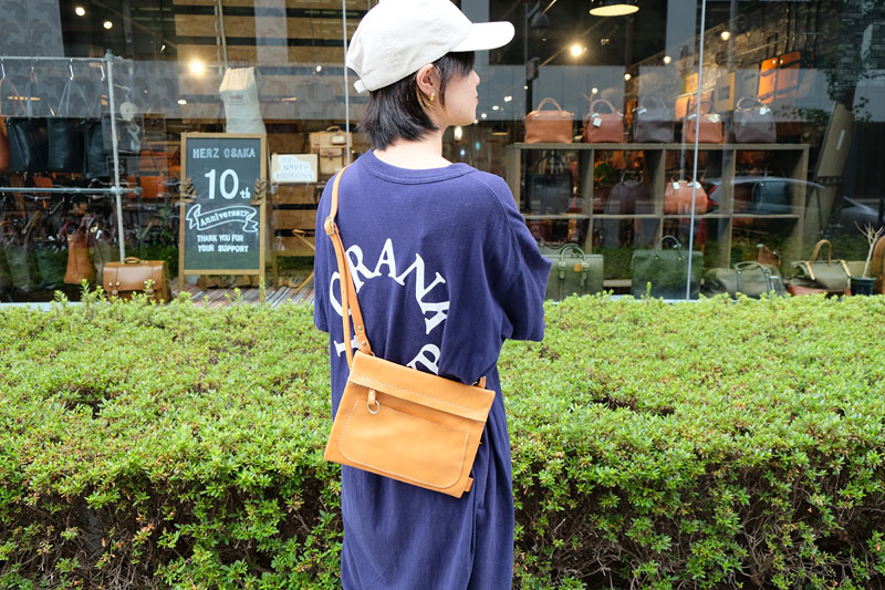 ノートサコッシュ キャメルレディース着用2