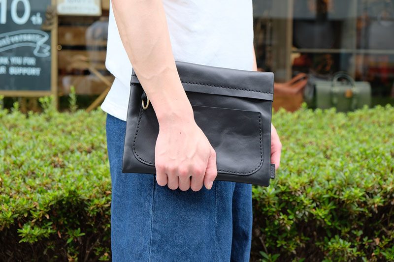 ノートサコッシュ ブラックメンズ着用3