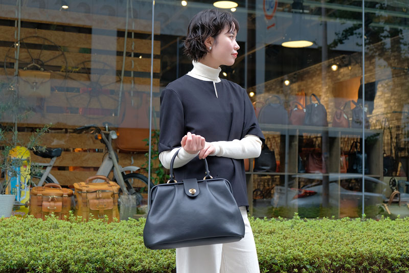 タックバッグ ブラックレディース着用