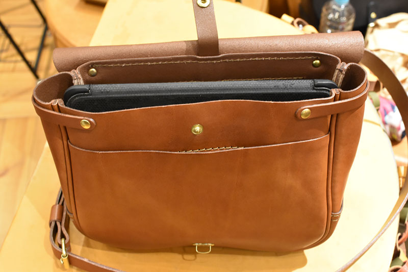 812ショルダー iPad収納