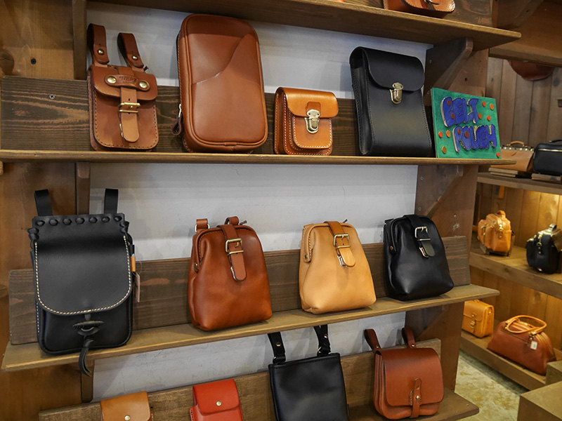 ヘルツ仙台店、ベルトポーチディスプレイ