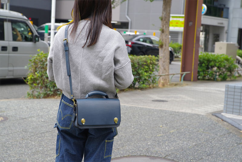 丸大おこしの2WAYミニバッグ(CW-66)ネイビー-名古屋スタッフ着用1