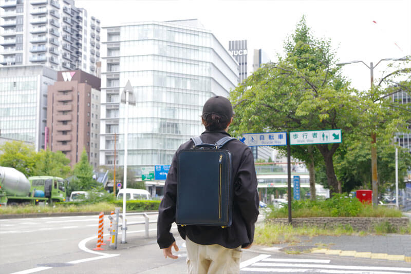 ブリックリュック(R-25)ネイビー-名古屋スタッフ着用2