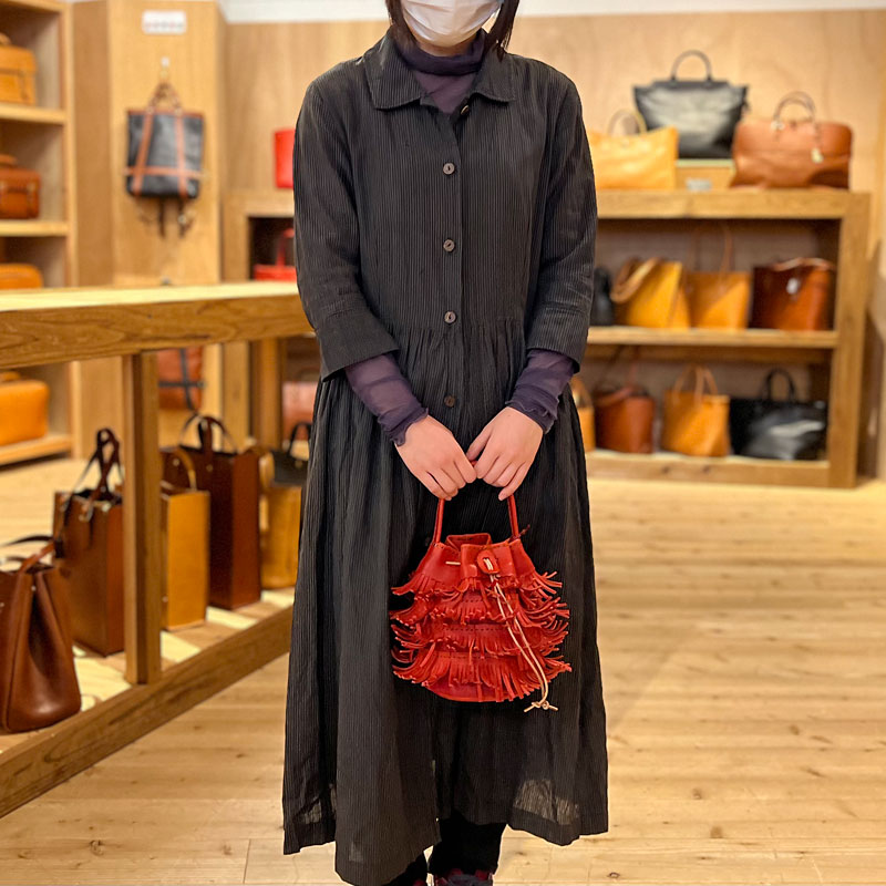 フリンジハンドバッグ 作り手小渕着用2