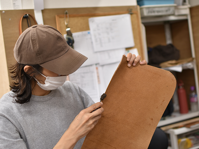 メッセンジャーバッグ(W-3)を作る古川(染料1)