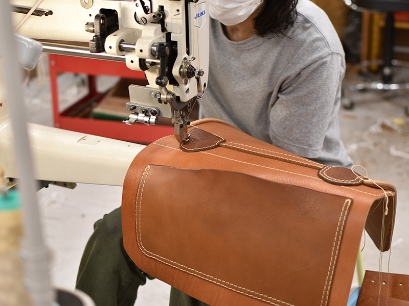 メッセンジャーバッグ(W-3)を作る古川(丸カン付け位置)