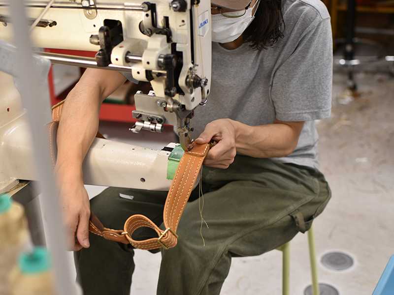 メッセンジャーバッグ(W-3)を作る古川(ストラップ2)