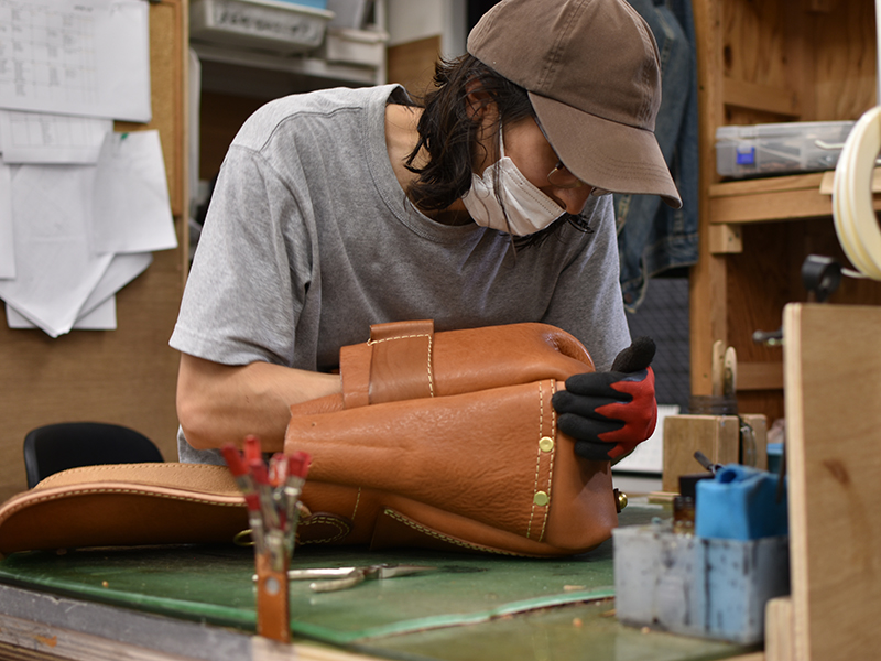 メッセンジャーバッグ(W-3)を作る古川(整形)