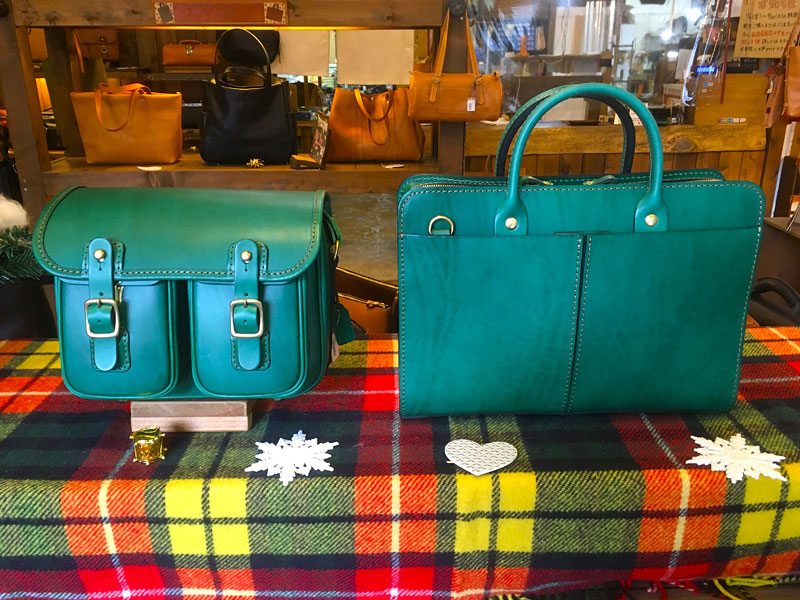 ショルダーバッグとビジネスバッグ ボトルグリーン