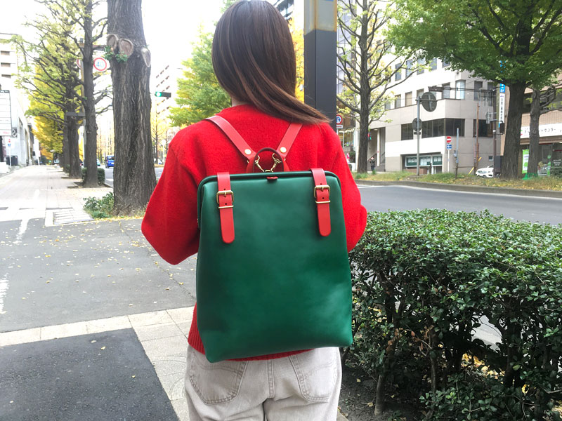 ボトルグリーンのラックスリュック レディース着用