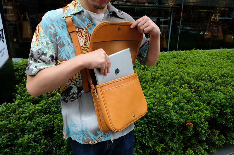 総かぶせショルダーバッグ(AI-2313) iPad取り出し
