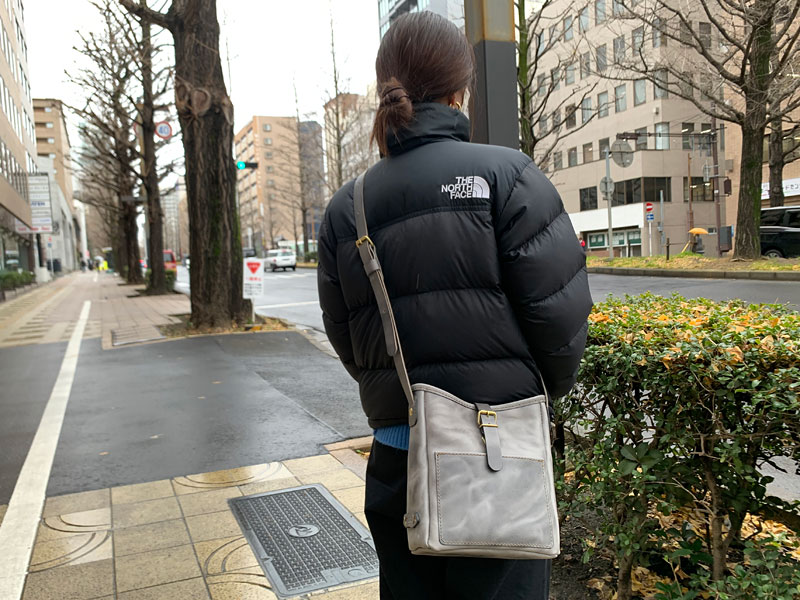 気軽に使えるショルダーバッグ(CK-91) プルアップレザー着用