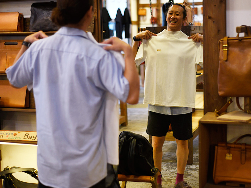 ヘルツTシャツを検討する斎藤