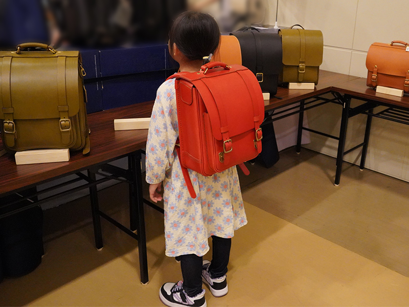 縦型ランドセル・玉縫い(R-51-A) レッドを着用