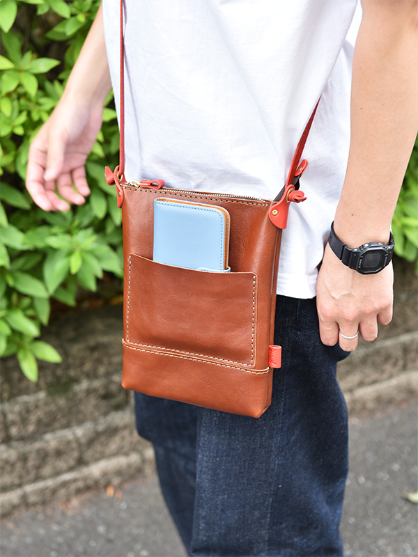 ショルダーポシェット(CP-37)Lサイズ前ポケットへのスマホ収納2