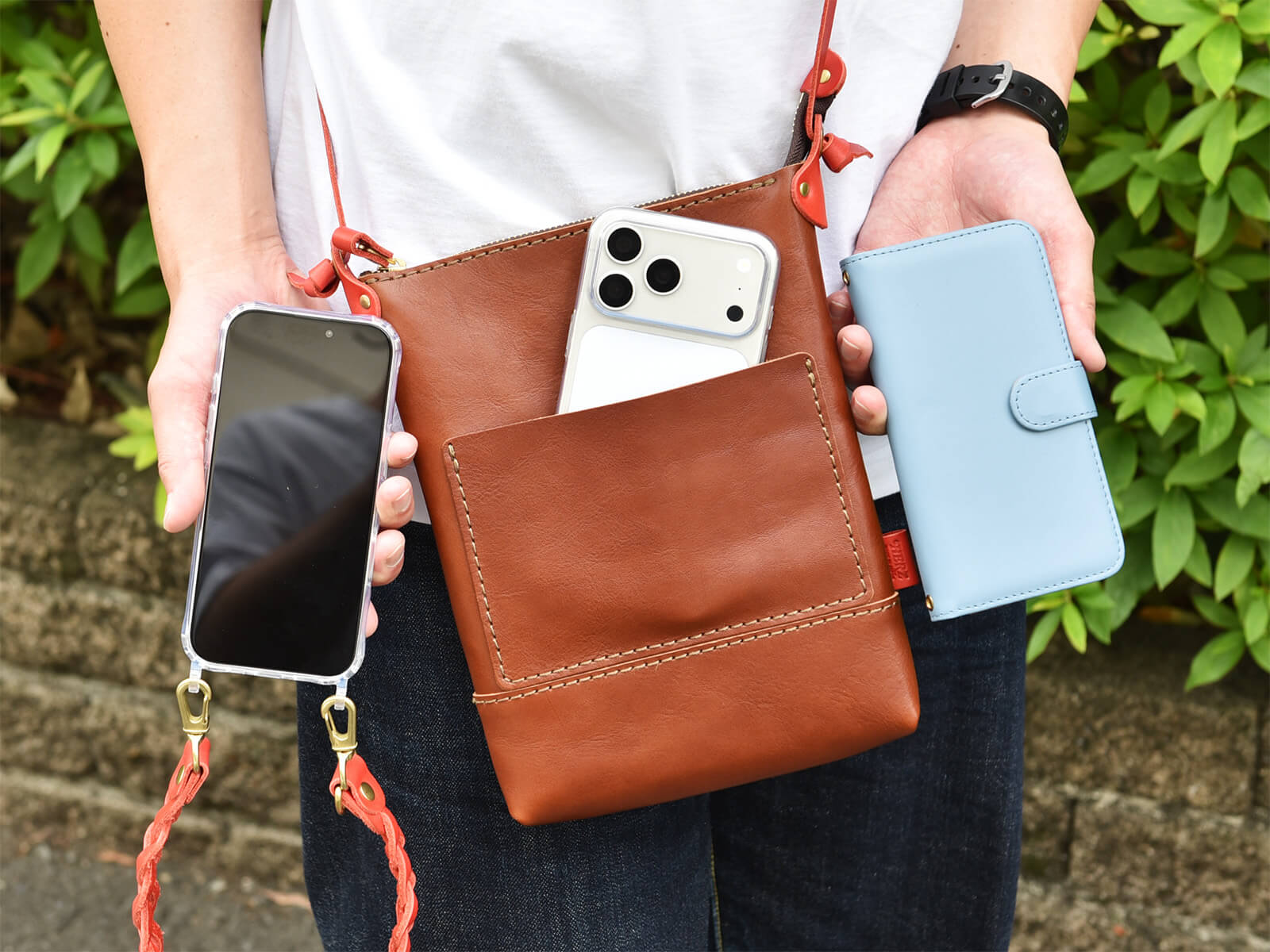 ショルダーポシェット(CP-37)の前ポケットへスマートフォンを入れてみました