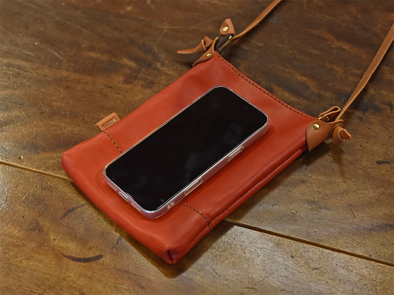 ショルダーポシェット(CP-37)Mサイズ本体へのスマホ収納1